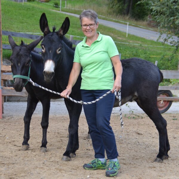 Gabi Stadler mit zwei Eseln