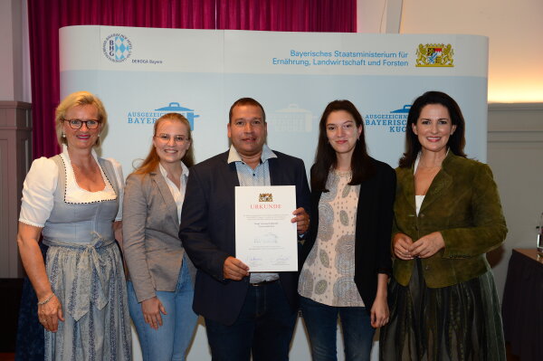 v.l.: Angela Inselkammer, Sonja Schnaitl, Ernst Raspl, Elisabeth Raspl, Staatsministerin Michaela Kaniber