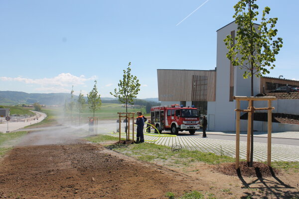 Feuerwehr bewässert eine Neuansaat