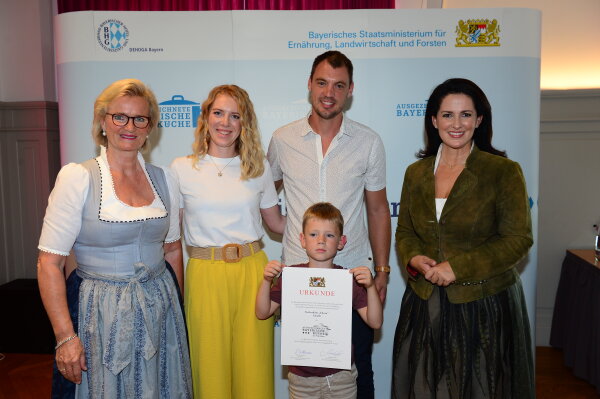 v.l.: Angela Inselkammer, Vanessa Herbert, Christopher Herbert, Franz Herbert (Sohn), Staatsministerin Michaela Kaniber