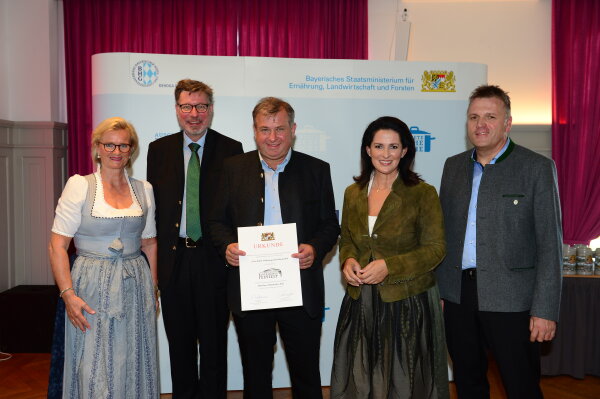 v.l.: Angela Inselkammer, Georg Schneider VI, Lorenz Stiftl, Staatsministerin Michaela Kaniber, Stefan Stang