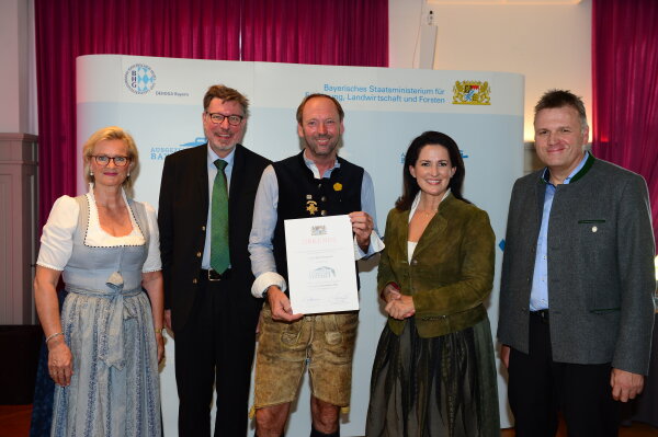 v.l.: Angela Inselkammer, Georg Schneider VI, Erwin Lingnau, Staatsministerin Michaela Kaniber, Stefan Stang