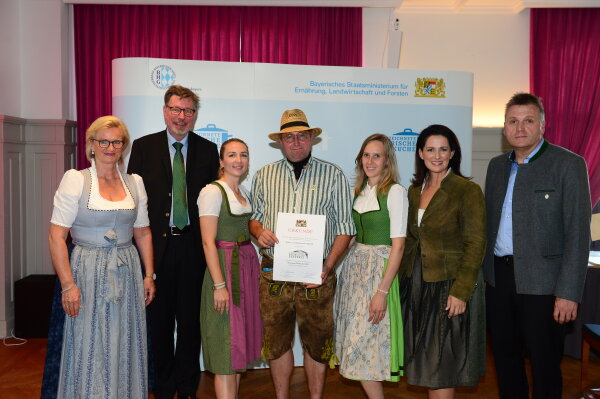v.l.: Angela Inselkammer, Georg Schneider VI, Lucy Trott, Josef Schmidbauer, Anna Kudack, Staatsministerin Michaela Kaniber, Stefan Stang