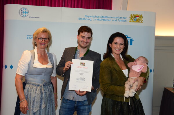 v.l.: Angela Inselkammer, Johannes Diem, Charlotte Diem, Staatsministerin Michaela Kaniber