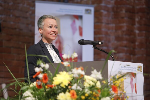 Sabine Kahle-Sander, Regierungsvizepräsidentin Oberbayern, machte in ihrem Grußwort die Bedeutung der Landwirtschaft deutlich. Die Bezirksregierungen hatten die Landfrauen-Foren maßgeblich unterstützt.