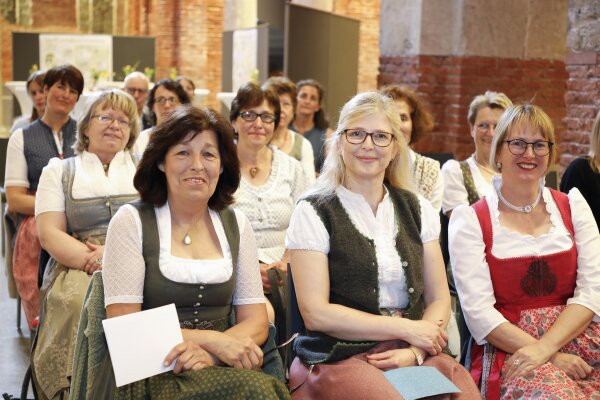 Nach der Präsentation der Ergebnisse "Arbeit und Balance" verfolgten Frau Erndl, Frau Fischer Frau und Tyroller die weiteren Präsentationen und die Diskussion.