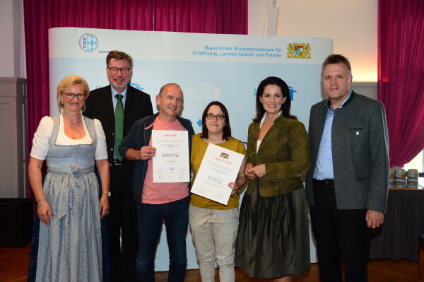 v.l.: Angela Inselkammer, Georg Schneider VI, Johann Kurzweil, Stefanie Kurzweil, Staatsministerin Michaela Kaniber, Stefan Stang