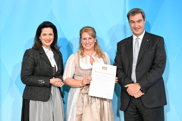 (v. l.) Ministerin Michaela Kaniber; Daniela Golder-Eisenbarth, Bauernhofkindergarten Reimlingen; Ministerpräsident Dr. Markus Söder