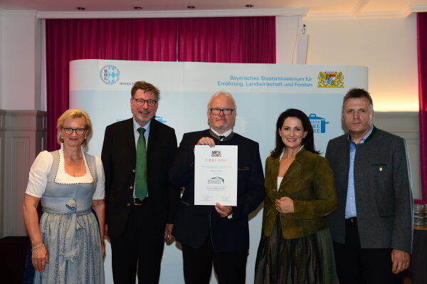 v.l.: Angela Inselkammer, Georg Schneider VI, Harald Schwarz, Staatsministerin Michaela Kaniber, Stefan Stang
