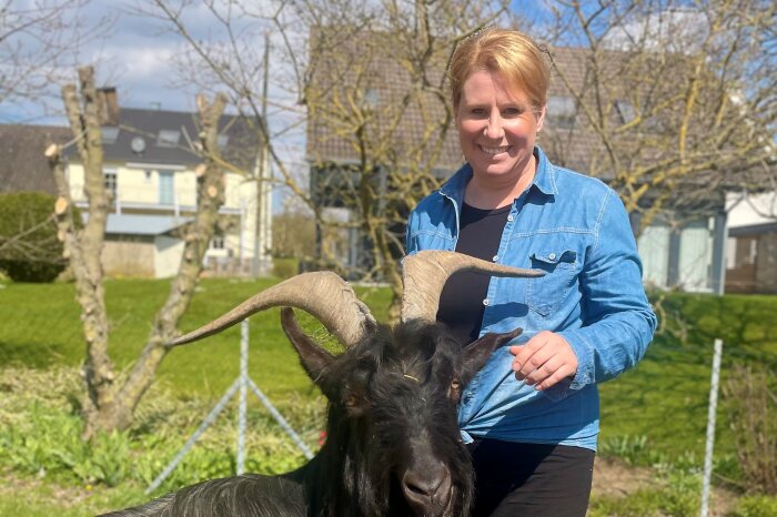 Daniela Golder-Eisenbarth streichelt eine Ziege