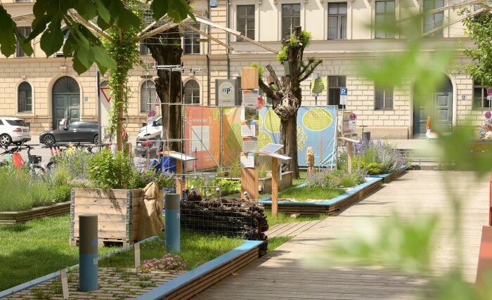 Klimawandelgarten des StMELF mit Station zur Entsiegelung von Flächen