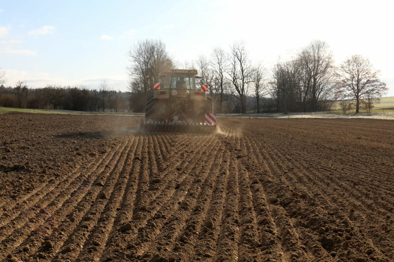 Traktor auf einem Feld bei der Bodenbearbeitung