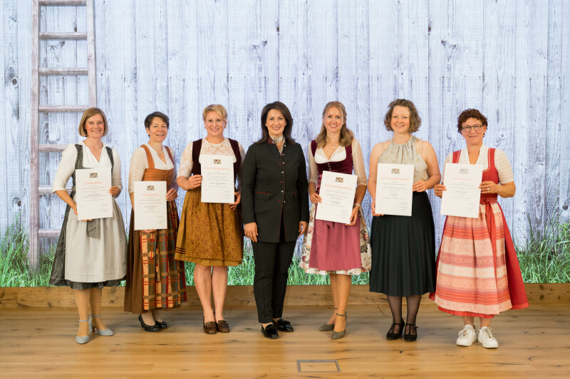 Landwirtschaftsministerin Kaniber im Kreis der Preisträgerinnen