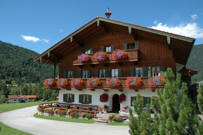 Bauernhaus mit Geranien an den Balkons 