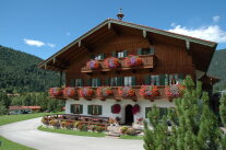 Harbachhof - Ansicht eines Bauernhauses mit Balkonen und Blumenschmuck