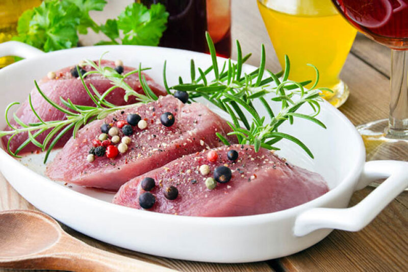 Bratfertige Schweinefilet-Medaillons mit Gewürzen und Kräutern. 