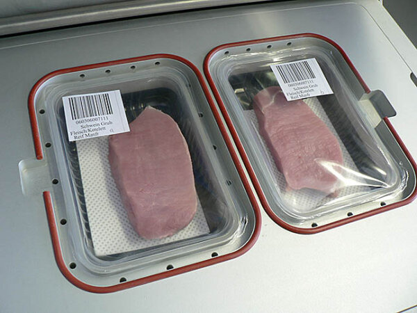Zwei SB-Schalen mit Fleischstücken