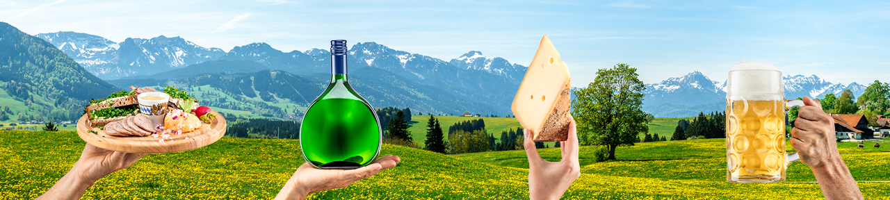 Symbolbild: Lebensmittel (Käse, Bier, Wein, Brotzeit) vor Landschaft