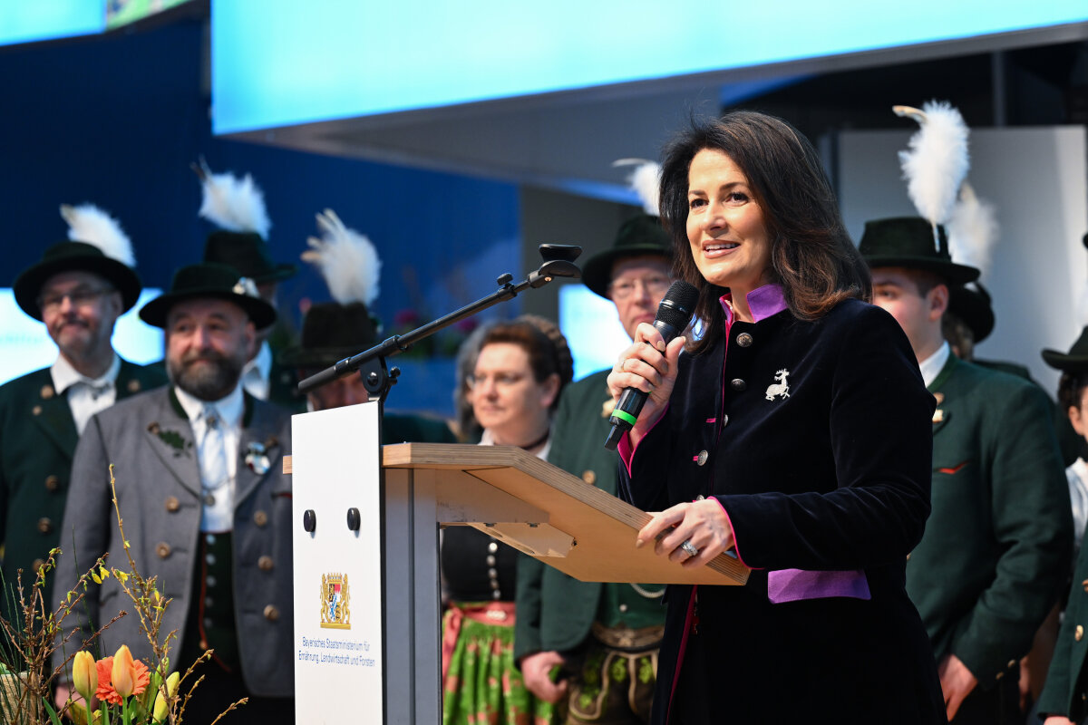 Ministerin Michaela Kaniber am Rednerpult bei der Eröffnung der internationalen Grünen Woche 2023