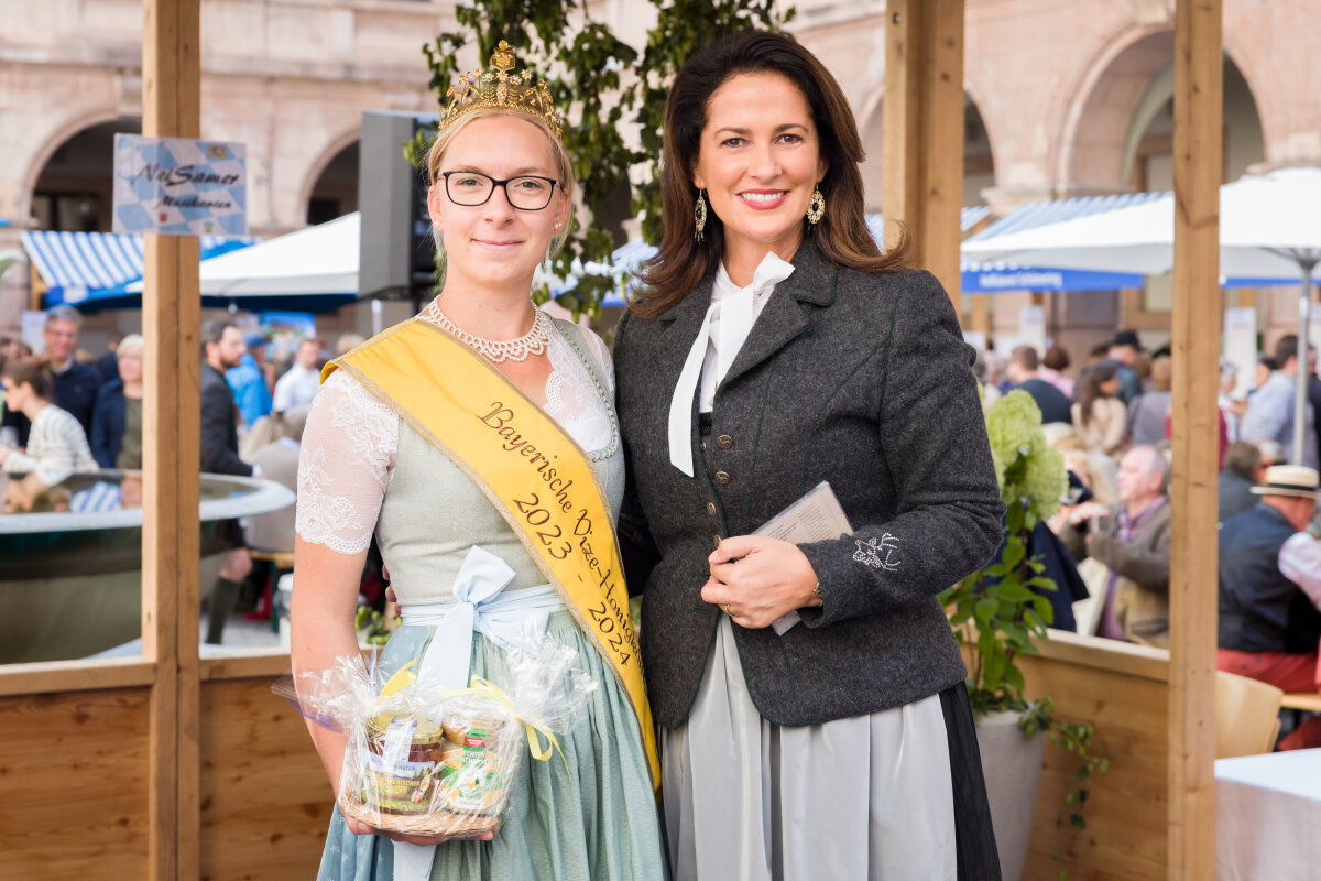 Ministerin Michaela Kaniber mit der neuen Bayerischen Vize-Honigkönigin Laura Sophia Mache.