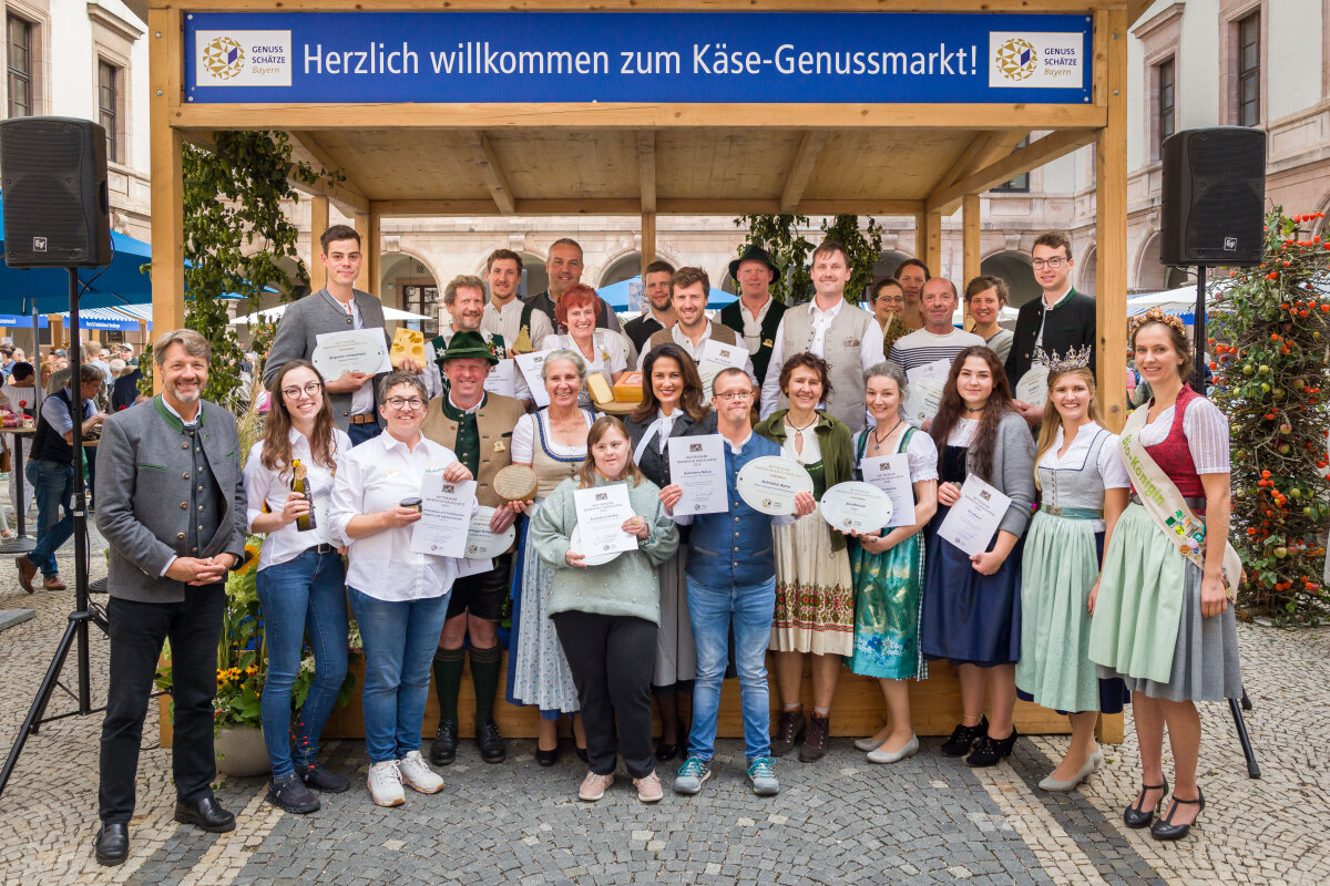 Landwirtschaftsministerin Michaela Kaniber (m.), LfL-Präsident Stephan Sedlmayer(l.) und die Gewinner des Wettbewerbs „Bayerische Käseschätze gesucht!“