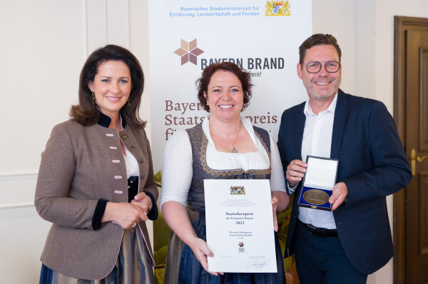 v. l. Staatsministerin Michaela Kaniber, Sonja Büchele, Mathias Krönert (LWG), Brennerei Schöngarten, Lindau 