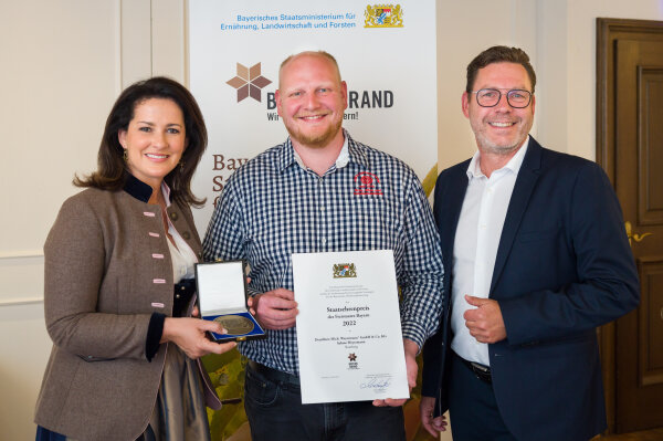 v. l. Staatsministerin Michaela Kaniber, Philipp Schwarz, Mathias Krönert (LWG), Weyermann Destillerie, Mich. Weyermann GmbH& Co. KG, Bamberg, Lkr. Bamberg
