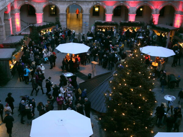 Blick in den Innenhof des Landwirtschaftsministeriums zum Hoffest bei Abenddämmerung.