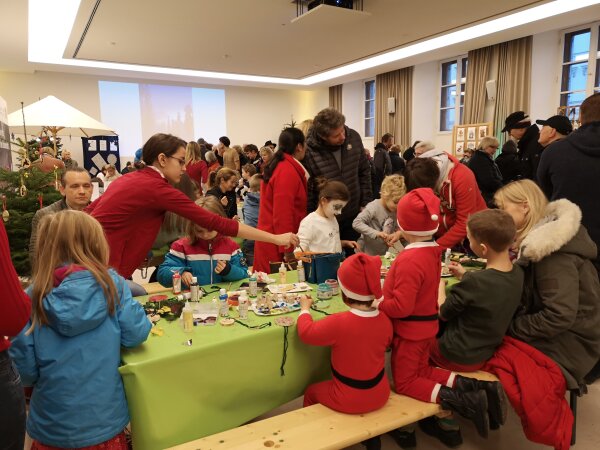 Die zahlreichen Mitmachaktionen kamen bei Kindern und Erwachsenen gut an ...