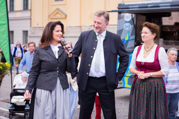 (v. l.) Landwirtschaftsministerin Michaela Kaniber, Günther Felßner, Präsident des Bayerischen Bauernverbands und Christine Singer, Landesbäuerin der Landfrauengruppe des Bayerischen Bauernverbandes, bei der Eröffnung der Bauernmarktmeile.