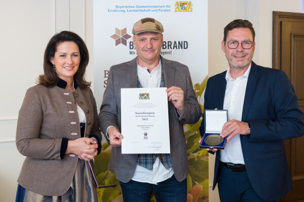  v. l. Staatsministerin Michaela Kaniber, Anton Eisele, Mathias Krönert (LWG), Edelobstbrennerei Eisele, Offingen, Lkr. Günzburg
