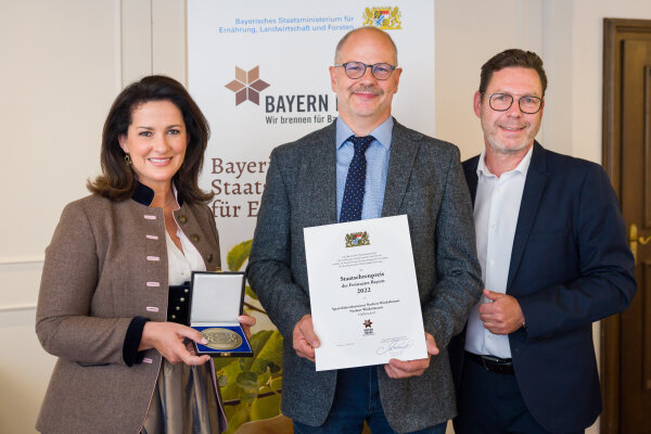 v. l. Staatsministerin Michaela Kaniber, Norbert Winkelmann, Mathias Krönert (LWG), Spezialitätenbrennerei Norbert Winkelmann, Hallerndorf, Lkr. Forchheim
