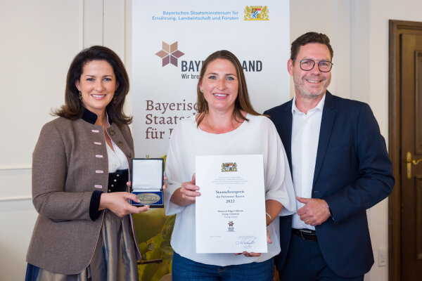 v. l. Staatsministerin Michaela Kaniber, Sandra Gößwein, Mathias Krönert (LWG), Brennerei Edgar Gößwein, Thüngersheim, Lkr. Würzburg