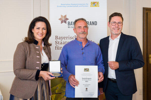 v. l. Staatsministerin Michaela Kaniber, Peter Piesch, Mathias Krönert (LWG), Haus der edlen Brände, Randersacker, Lkr. Würzburg