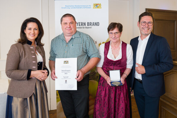 v. l. Staatsministerin Michaela Kaniber, Holger Schulz, Angela Schulz, Mathias Krönert (LWG), Brennerei Schulz, Großheirath - Neuses a. d. Eichen, Lkr. Coburg