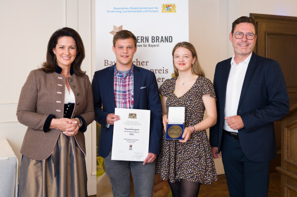 v. l. Staatsministerin Michaela Kaniber, Ruben und Lea Henninger, Mathias Krönert (LWG), Edelobstbrennerei Henninger, Flachslanden, Lkr. Ansbach