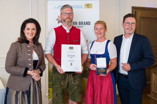 v. l. Staatsministerin Michaela Kaniber, Johannes und Stefanie Heitzer, Mathias Krönert (LWG), Gutsbrennerei Sarching, Sarching, Lkr. Regensburg