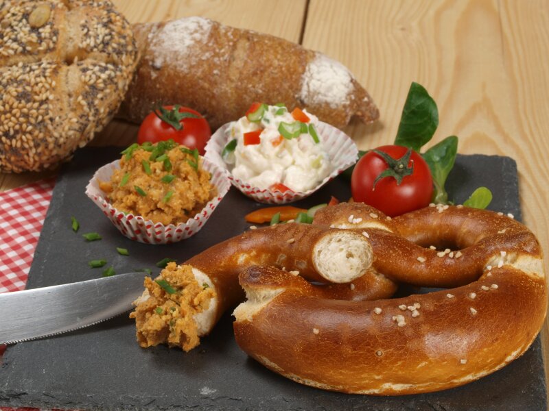 Brotzeit mit Breze und Obazda