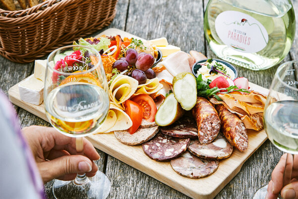 Iphofen: Fränkische Heckerbrotzeit mit Wurst und Schinken vom Eichelschwein, würzigem Käse und Wein der Lagen Schwanberg, Kronsberg oder Kalb. (Foto: Generotzky/StMELF)