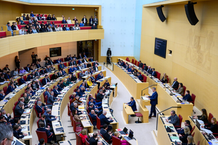 Blick in den Plenarsaal der Bayerischen Staatsregierung