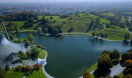 Luftbild: Olympiagelände in München mit See und Parklandschaft