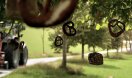Brezen und Brote hängen in einem Baum
