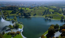 Luftbild vom Olympiagelände in München mit See und Parklandschaft