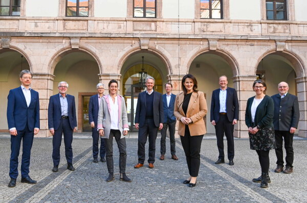 Der Sachverständigenrat Bioökonomie mit Ministerin Kaniber im Innenhof des Landwirtschaftsministeriums