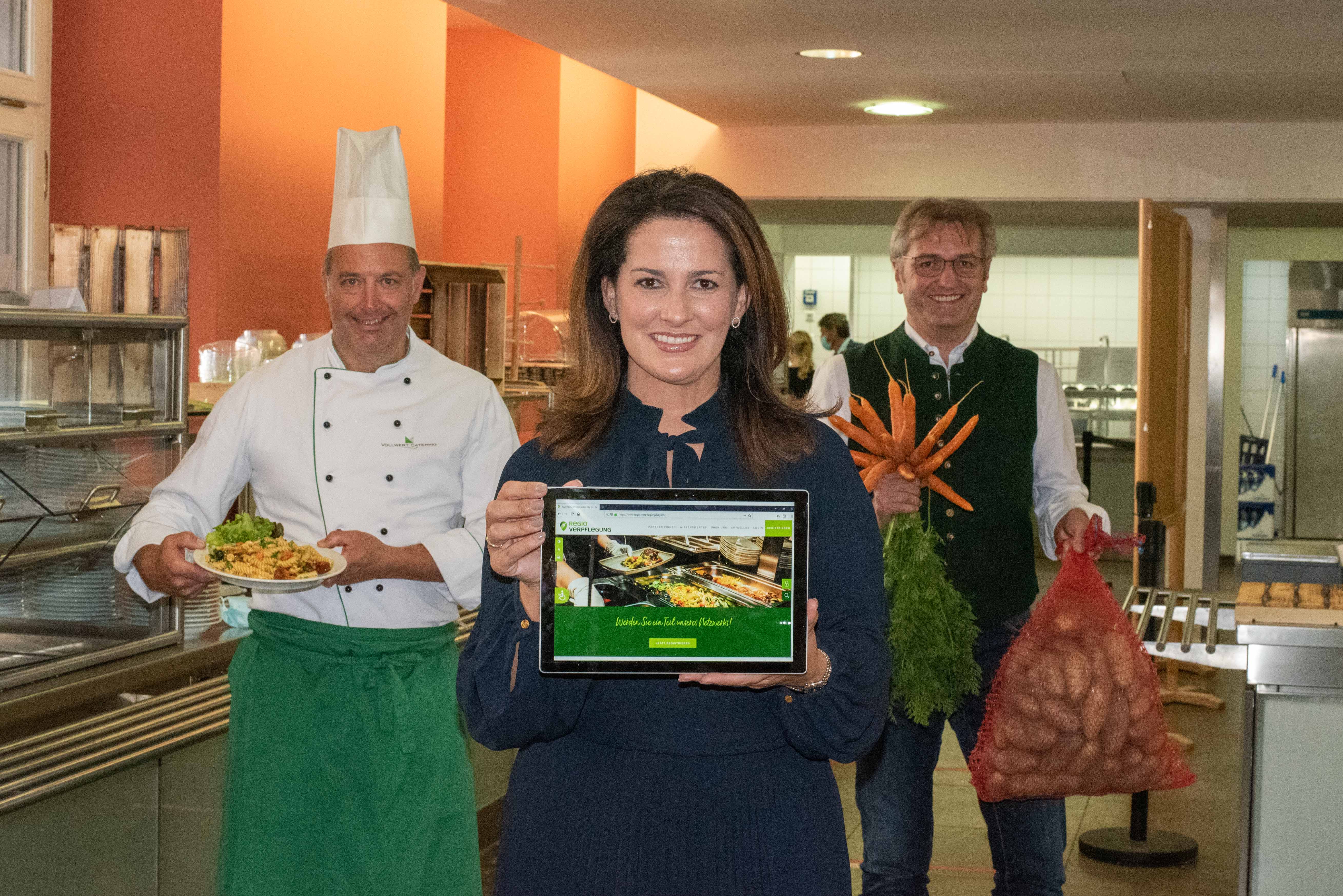 Ministerin mit Koch und Landwirt in der Kantine