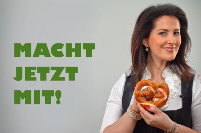 Ministerin Michaela Kaniber mit einer Breze und dem Text "Mach jetzt mit!"