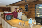 Herr und Frau Rust hinter der Theke des Cafe Handvollgrün in Missen im Allgäu