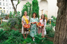Die Bodensee-Apfelkönigin Jasmin Eichenhofer, Ministerin Michaela Kaniber und die fränkische Apfelkönigin Marion Gold im Garten mit Apfelkörben in der Hand
