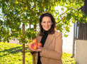 Landwirtschaftsministerin Michaela Kaniber hält Äpfel in der Hand