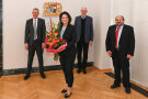 Ministerin Kaniber mit den Spitzenvertretern der gärtnerischen Fachverbände Bayerns. In der Hand hält sie einen großen Blumenstrauß.